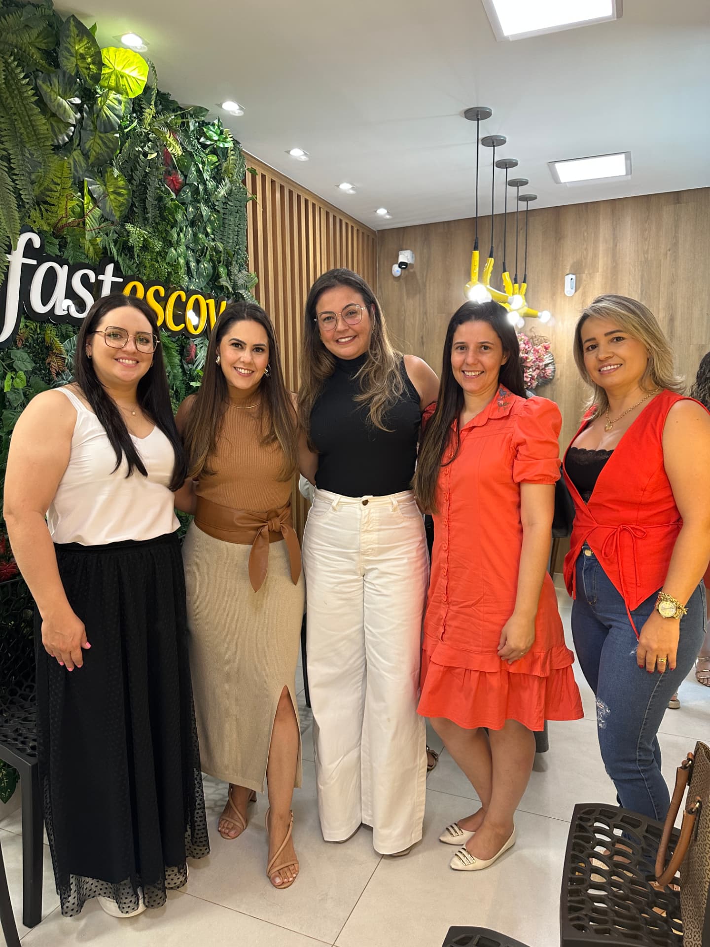 Cinco alunas do MEP sorrindo juntas durante um encontro