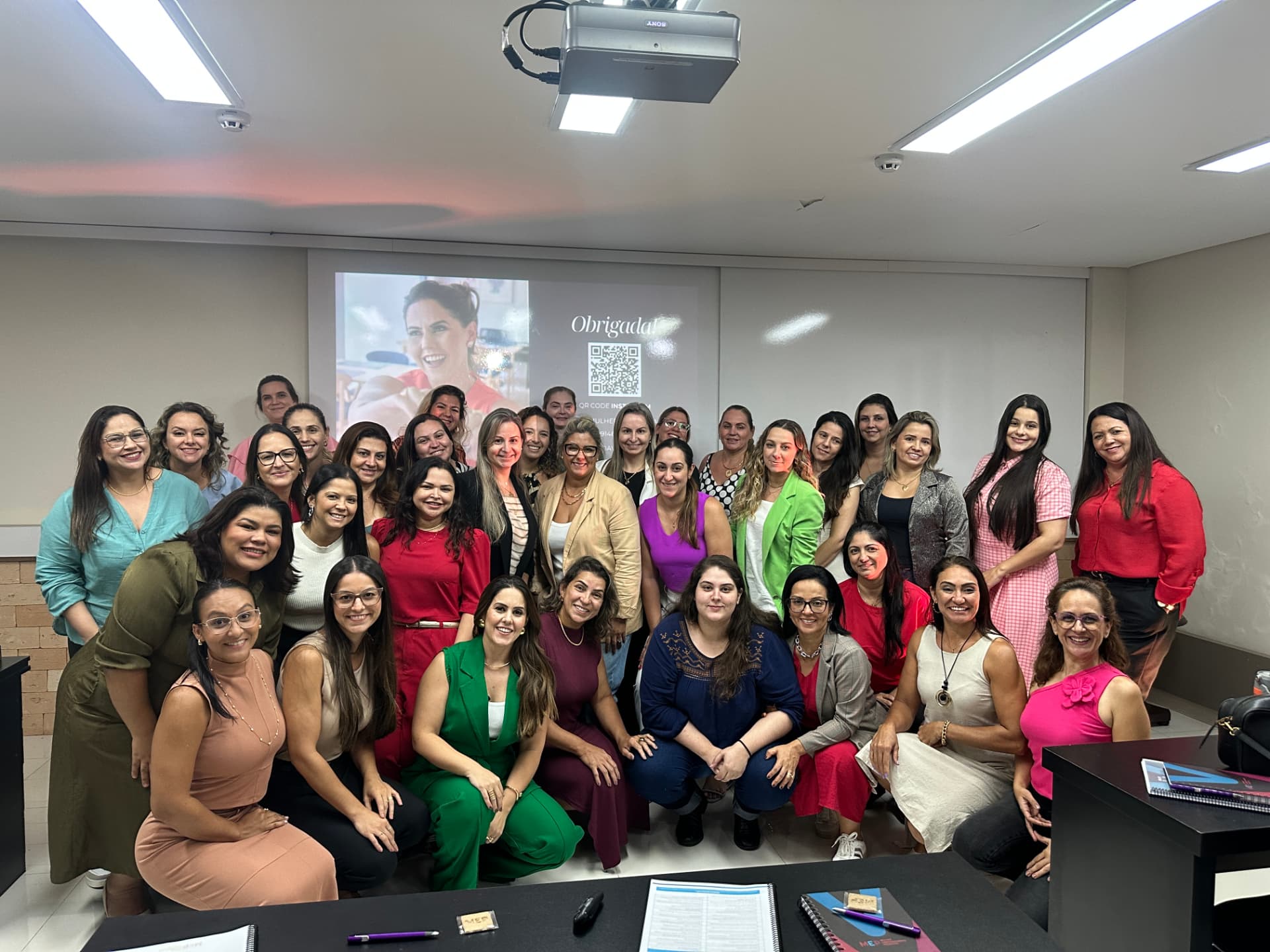 Turma do MEP reunida em sala de encontro presencial